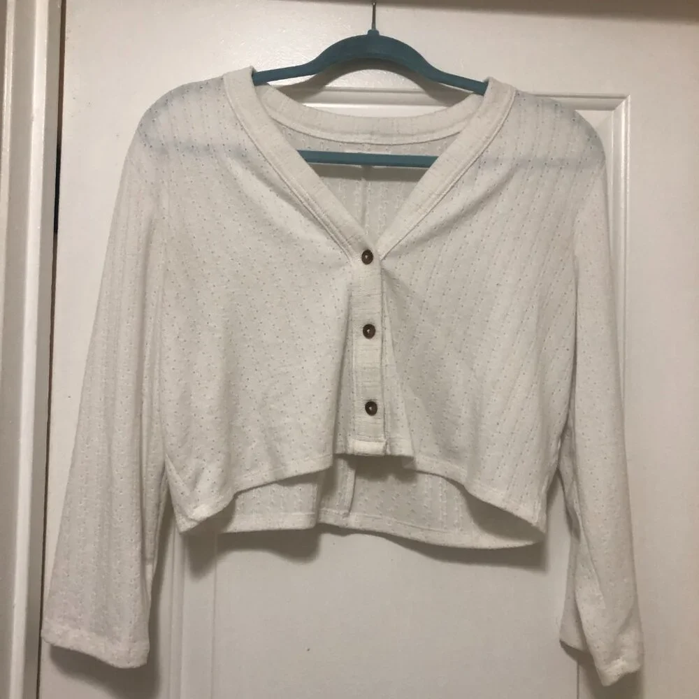 Maurices Urban Outfitters white croopped with ortoise shell buttons Size M - Picture 6 of 6